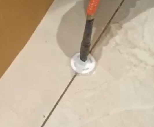 镜湖瓷砖空鼓维修公司专业解答瓷砖在铺贴过程中，如果没有涂抹均匀到位的粘结材料（如水泥砂浆或瓷砖胶），可能会导致以下问题