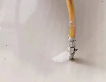 镜湖瓷砖空鼓维修公司专业解答在瓷砖铺贴过程中，如果使用的砂料过粗（如全部使用了粗砂），可能会导致以下问题