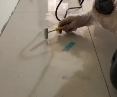 镜湖瓷砖开裂维修公司专业分享瓷砖在铺贴前如果没有沥干水分，将会导致以下问题